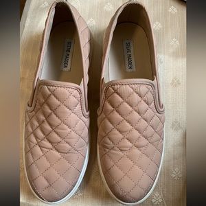 Excellent condition, gently used Steve Madden Flats